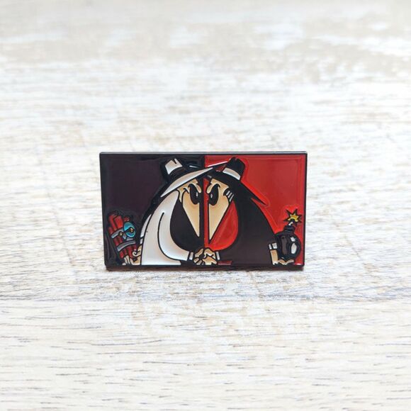 Spy Vs Spy Pin Video Game Enamel Pin Gamer Gift Retro - Picture 1 of 3